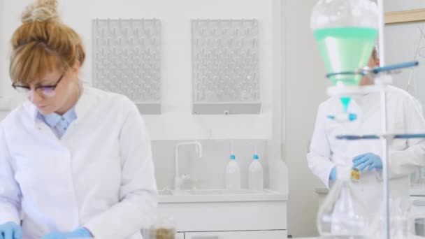 Wetenschappers Werken Met Terpeenkristallen Genaamd Terposolaat Bevinden Zich Een Farmaceutisch — Stockvideo