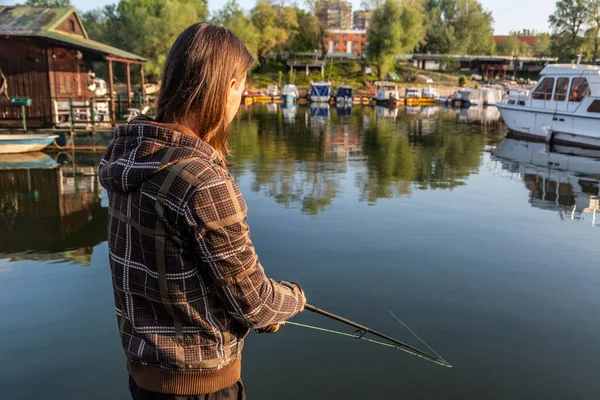 Hombre Pelo Largo Está Pescando Esquina Del Río Desde Balsa — Foto de Stock