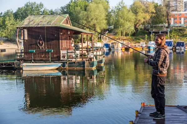 Hombre Pelo Largo Está Pescando Esquina Del Río Desde Balsa — Foto de Stock