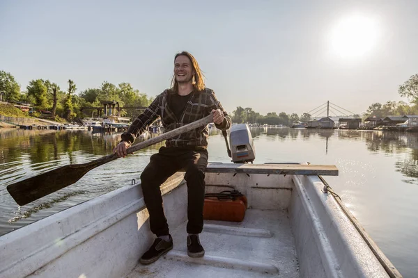 Hombre Feliz Está Usando Una Vieja Paleta Remo Madera Para — Foto de Stock