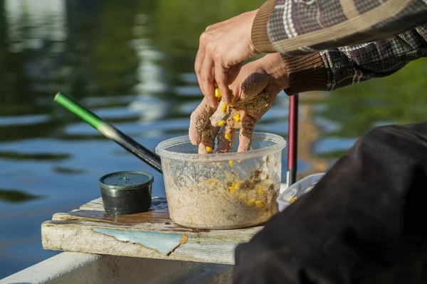 Mãos Fazendo Alimentos Para Alimentação Peixes Chum Pesca Homem Está — Fotografia de Stock