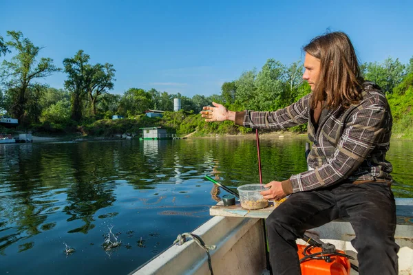 Pescador Atirar Amigo Lago Ele Está Barco Branco Com Árvores — Fotografia de Stock