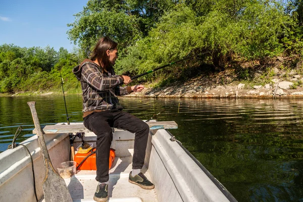 Relajado Hombre Mediana Edad Que Pesca Desde Barco Blanco Aguas — Foto de Stock