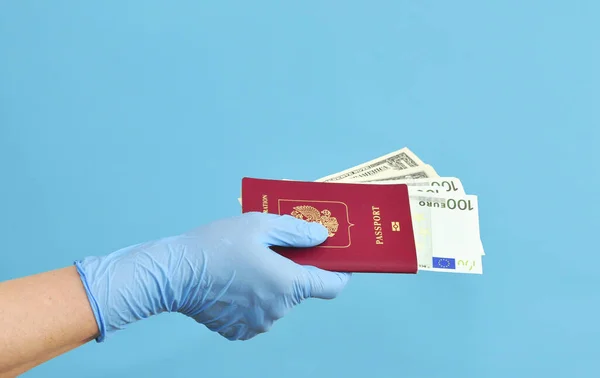 コロナウイルス中の人のパスポートの使用 — ストック写真