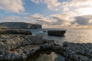 Gozo Malta 'daki mavi deliğin manzarası