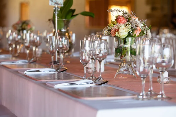 Tisch bei Hochzeitsempfang mit Blumen dekoriert — Stockfoto