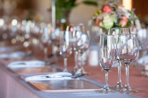 Champán y copas de vino en la mesa decorada en recepti boda —  Fotos de Stock