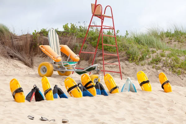 Livräddare stol och utrustning på stranden — Stockfoto