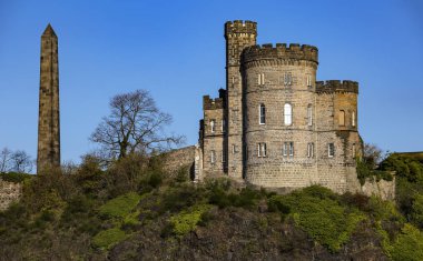 Calton Hill Hamilton 'ın Obelisk' i ve Vali 'nin evi.