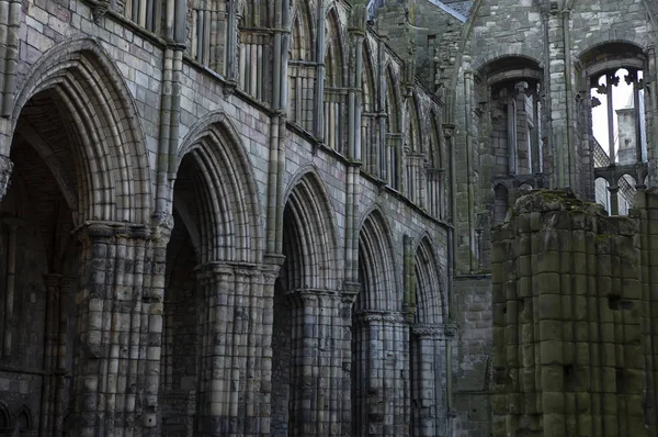 Scotland Holyrood Abbey. Edimburgo Holyrood ruinas de la Abadía en el interior v —  Fotos de Stock