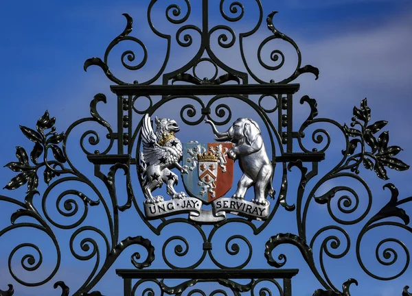 Διακοσμημένη σιδερένια πύλη του κήπου του Κάστρου Πόουις στην Αγγλία. Σκόνες Royalty Free Εικόνες Αρχείου