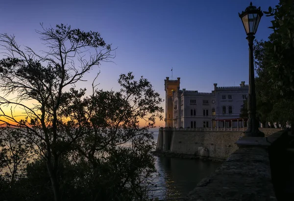 Castillo Miramare al atardecer, Trieste. Vista del castillo de Miramare en s — Foto de Stock
