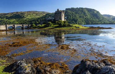 Eilean Donan Kalesi sırasında bir sıcak yaz günü - Dornie, İskoçya - Amerika Birleşik Devletleri.
