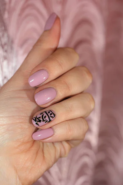 Las uñas del color rosa con el jeroglífico - el amor —  Fotos de Stock