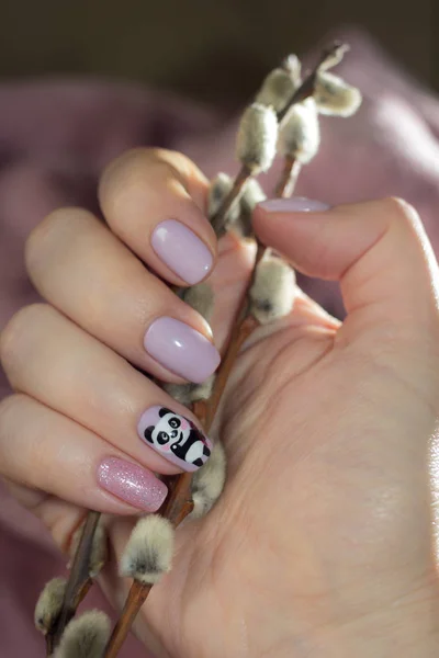 Manicura con un lindo panda mullido —  Fotos de Stock