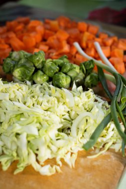 Mutfakta sebze doğruyorum.. 