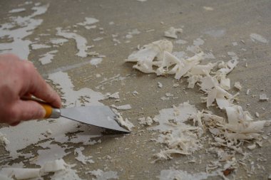 Usta tutkal aracıyla kaldırır