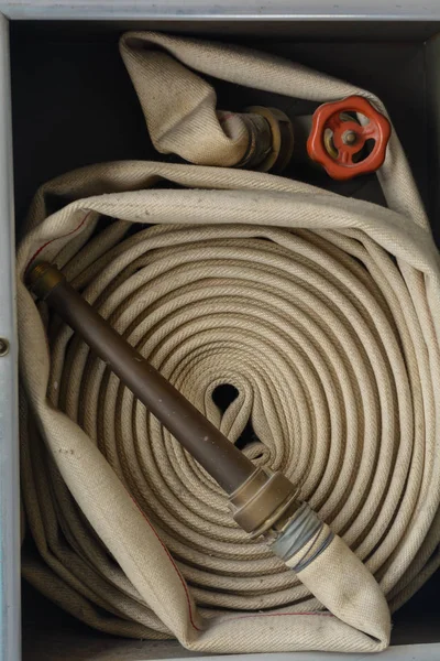 Старый пожарный шланг — стоковое фото