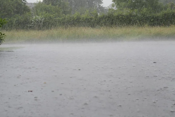 Cloudburst on the street — Stock Photo, Image