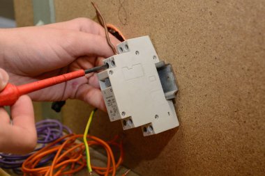 Elektrik mühendisi uzak düğme - yakın çekim yükleme