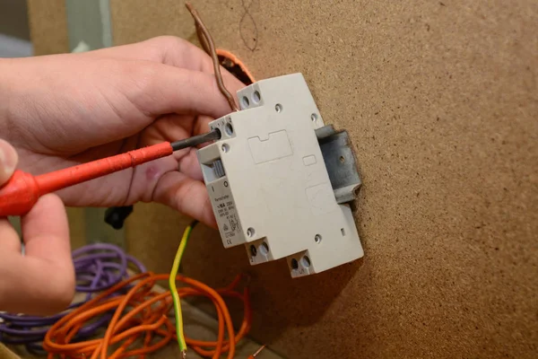 Engenheiro elétrico instalando interruptor remoto - close-up — Fotografia de Stock