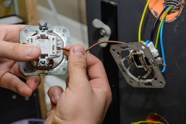 Geçiş panosu yükleme elektrikçi - kadar yakın