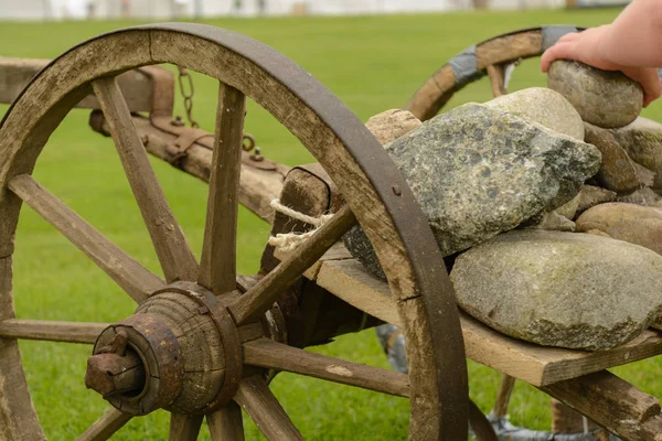 Gammal trävagn med stenar-närbild — Stockfoto