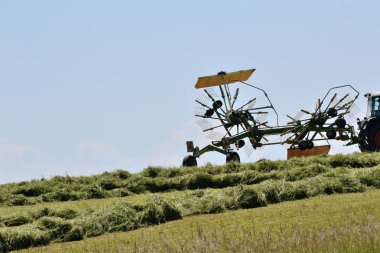 İki tekerlekli swather saman hasat
