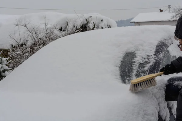 Invierno severo asegura coche cubierto de nieve — Foto de Stock