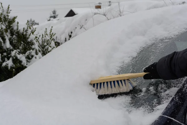 Retire a neve do pára-brisas — Fotografia de Stock