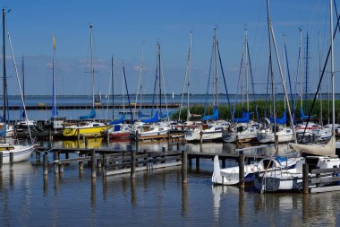 Yelkenli tekne ile demirleme tekne