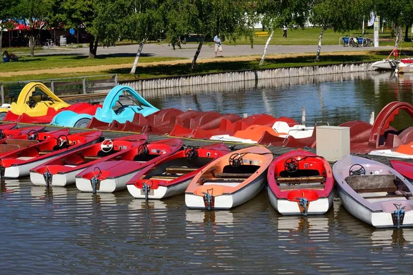 Boats laid on the footbridge — Stock Photo, Image