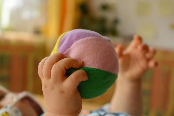 Baby spelen met Softbal - closeup — Stockfoto