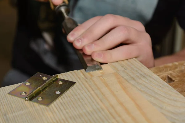 Carpenter works with stingers — Stock Photo, Image