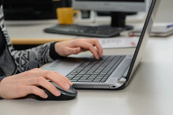 Sekreter ile laptop - ayrıntı