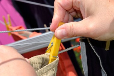 Kişi kuru çamaşır asmak