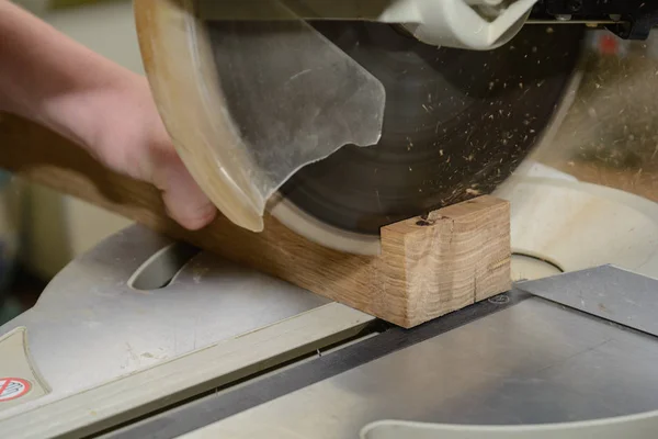 Madeira de corte de carpinteiro com serra - detalhe — Fotografia de Stock
