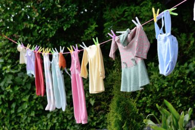 clothesline üzerinde asılı bebek giysileri