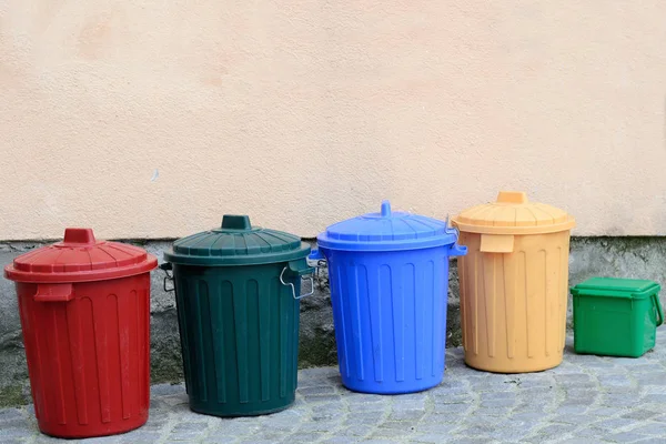 Kleurrijke afval sorteren van klei op huis muur — Stockfoto