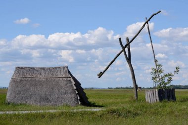 Eski reed hut ve su pompası
