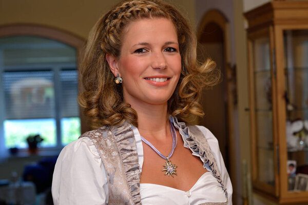 портрет молодой привлекательной женщины
