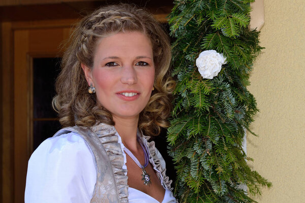 Молодая женщина рядом с бирюзой
