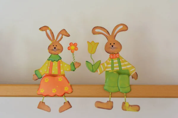 Пасхальная пара кролика в качестве украшения — стоковое фото