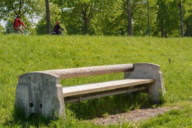 Parkta büyük tezgah