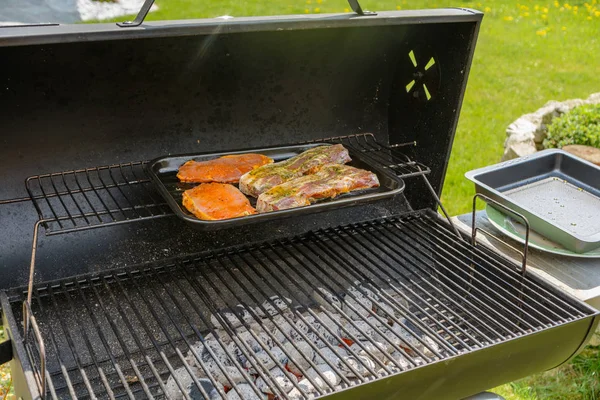 Rohes Fleisch auf dem Grill — Stockfoto