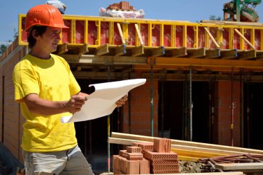 İnşaat işçisi inşaat planı ile