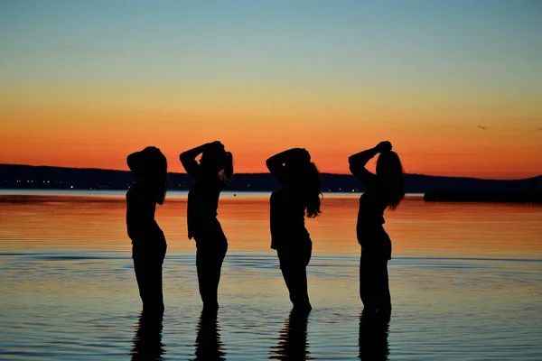 Silhueta adolescente ao pôr-do-sol — Fotografia de Stock