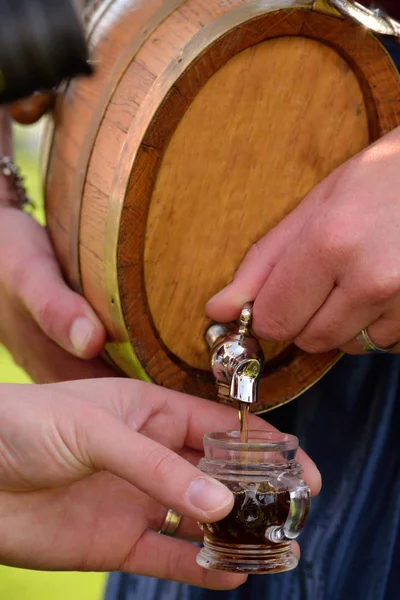 Brandy uit een vat schnaps — Stockfoto