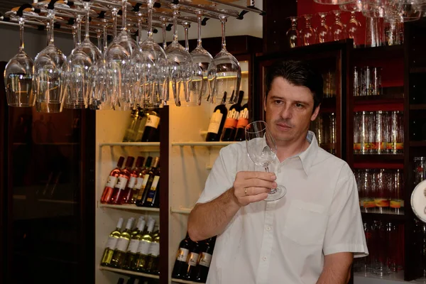 Hotel owner controls wine-glasses — Stock Photo, Image