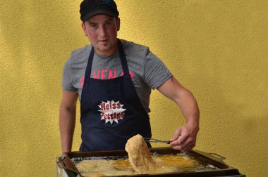 Derin kızarmış şnitzel yemek